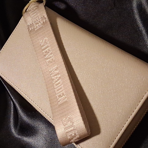 Steve Madden Beige Wristlet with Gold Accents .like New - Picture 2 of 12